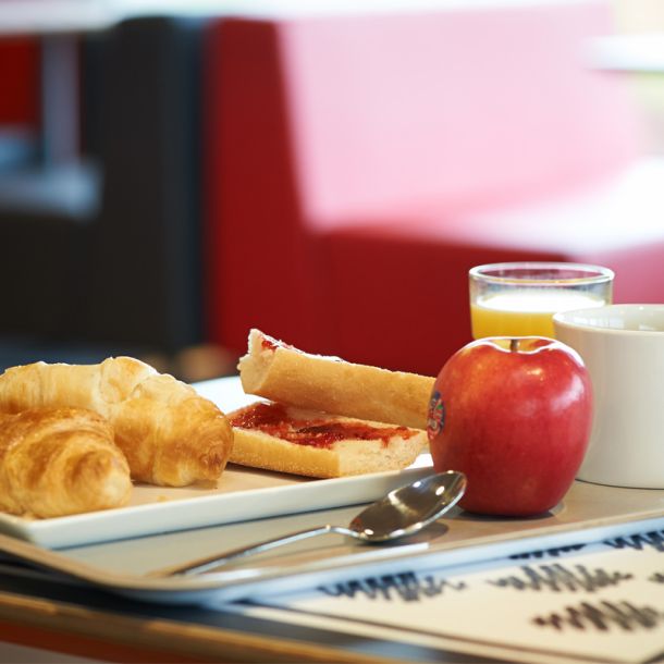 Plateau petit-déjeuner de l'hôtel Ibis Les Herbiers