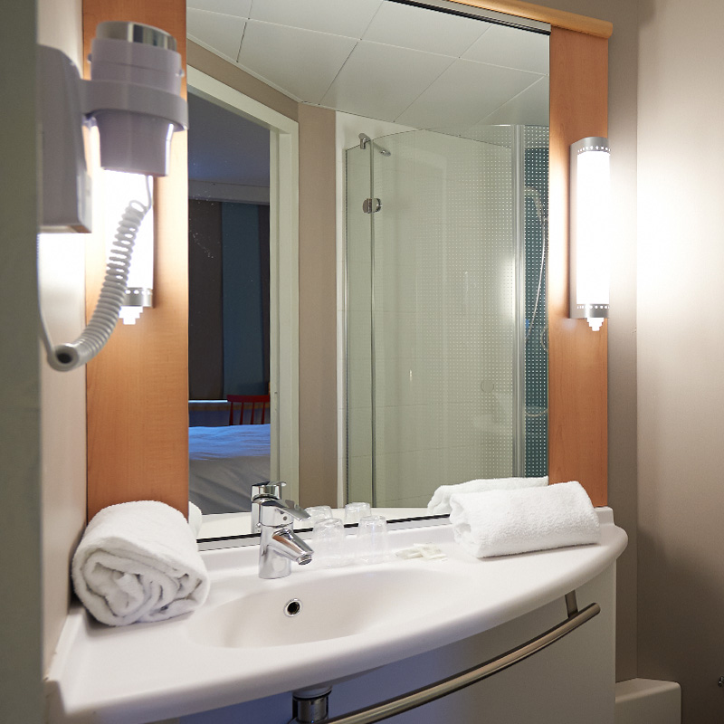 Chambre double h&ocirc;tel Les Herbiers, salle d'eau.