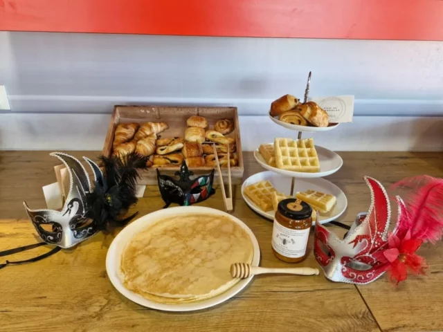 Ce matin, un petit air de carnaval s'installe au petit déjeuner 🎭🎶

#beehappymiel #carnaval #crepes #gauffre #lesherbiers #petitdejeuner