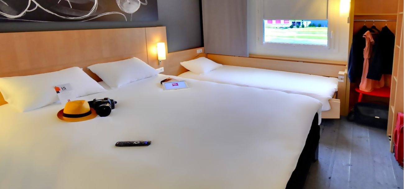 Chambre avec 1 lit double et 1 lit simple