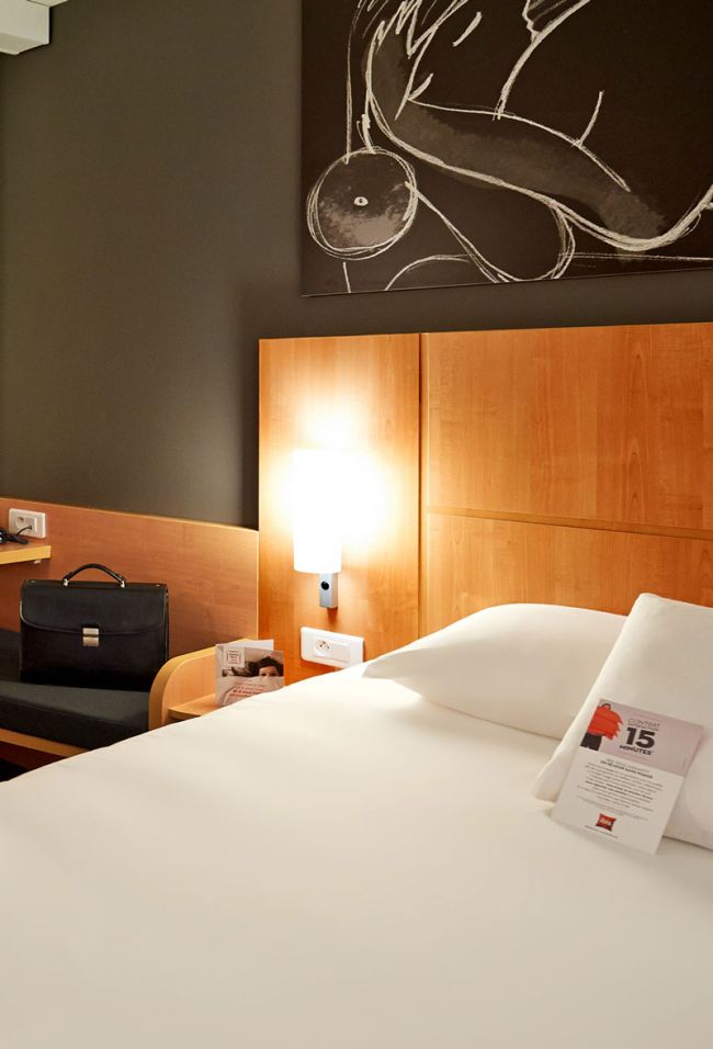 Chambre de l'h&ocirc;tel Ibis Les Herbiers Puy du Fou